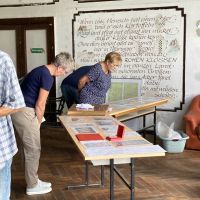Voransicht: Interessierte Besucherinnen im Waldsanatorium Schwarzeck ©Sandra Rückert, Bauhaus-Uni